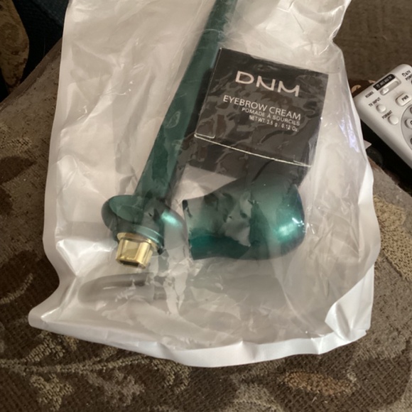 Eyebrow cream and applicator - Picture 3 of 3